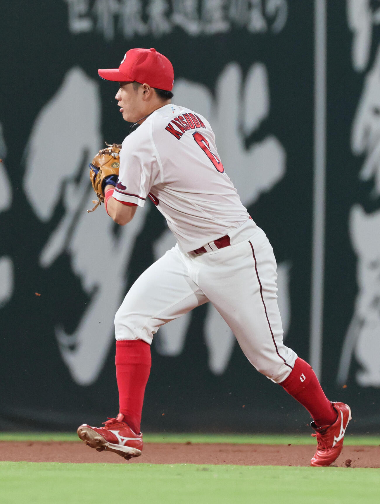 広島対巨人　2回表巨人1死一、二塁、門脇誠の打球を三塁に送球エラーの勝田成（撮影・加藤孝規）