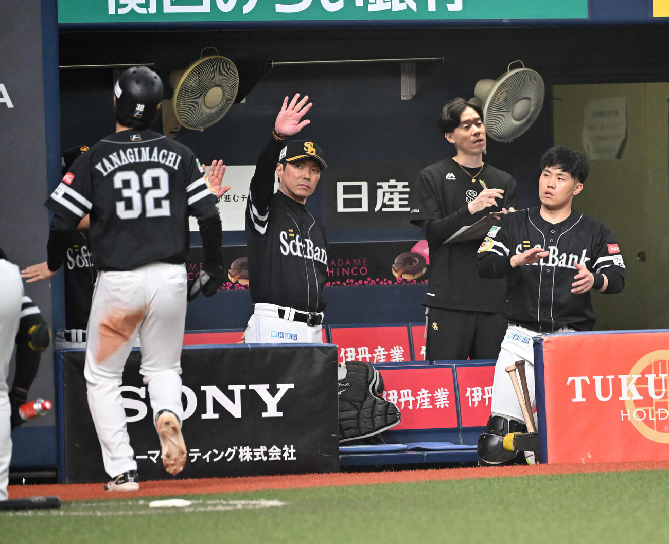 オリックス対ソフトバンク　1回表ソフトバンク無死二塁、柳田悠岐の中前適時打で生還した柳町達を迎える小久保裕紀監督（撮影・和賀正仁）