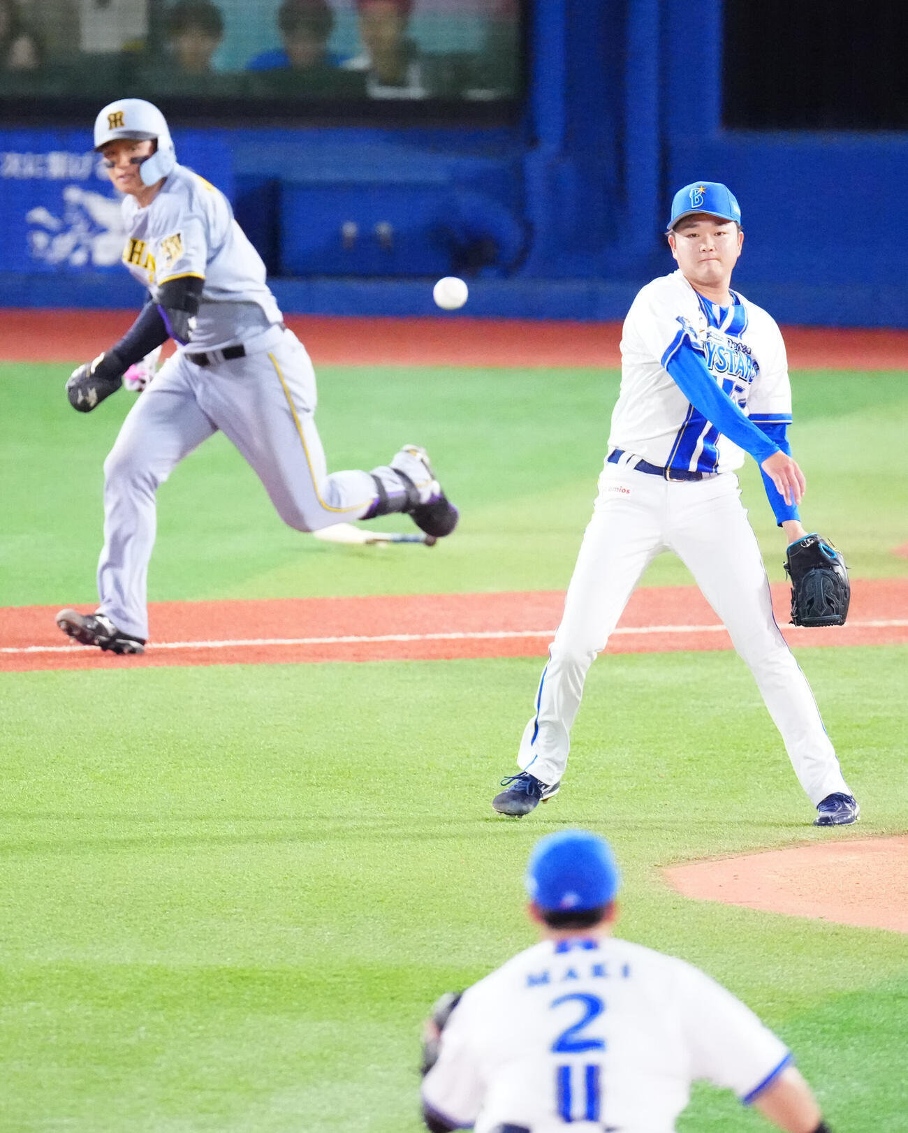 DeNA対阪神　5回表阪神1死一塁、森下翔太（左）を併殺に仕留める石田裕太郎（撮影・江口和貴）