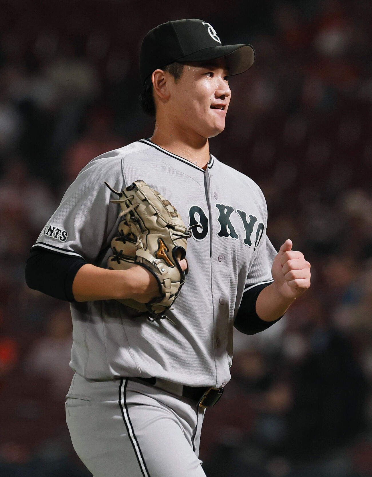 広島対巨人　初回を投げ終えベンチに引き揚げる巨人先発の井上温大（撮影・上山淳一）