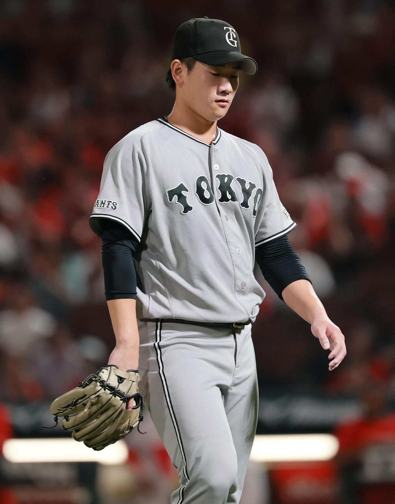 広島対巨人　4回裏、味方の失策で失点した巨人井上温大（撮影・上山淳一）