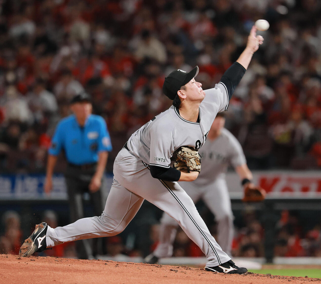 広島対巨人　3回裏を投げ終え、大城卓三（右）と話しながらベンチへ引きあげる井上温大（撮影・上山淳一）