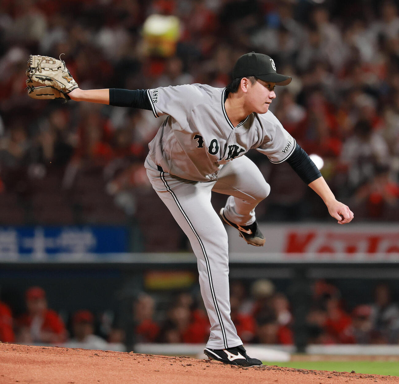 広島対巨人　3回裏、力投する巨人井上温大（撮影・上山淳一）