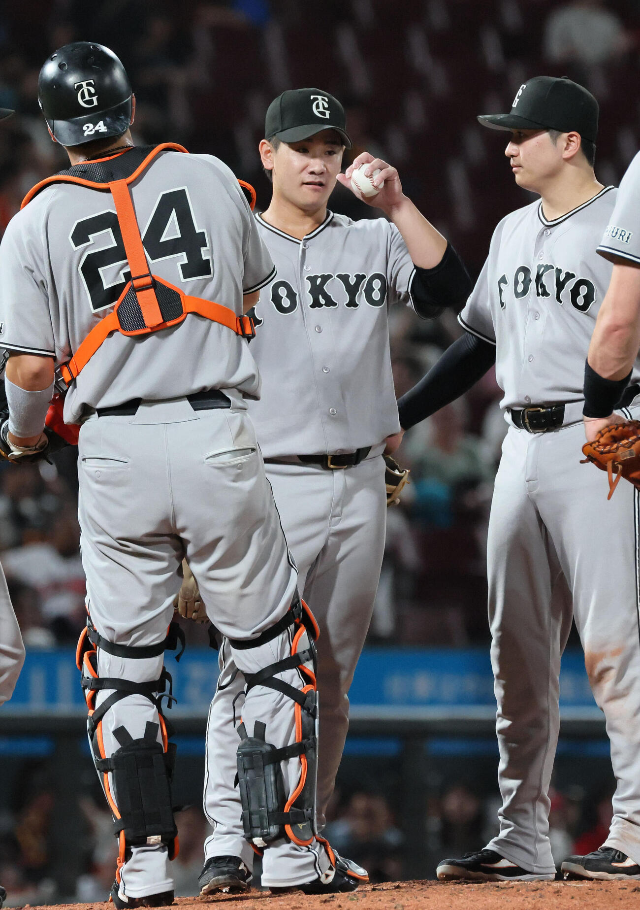 広島対巨人　8回裏広島2死一、三塁、井上温大（中央）は降板（撮影・加藤孝規）