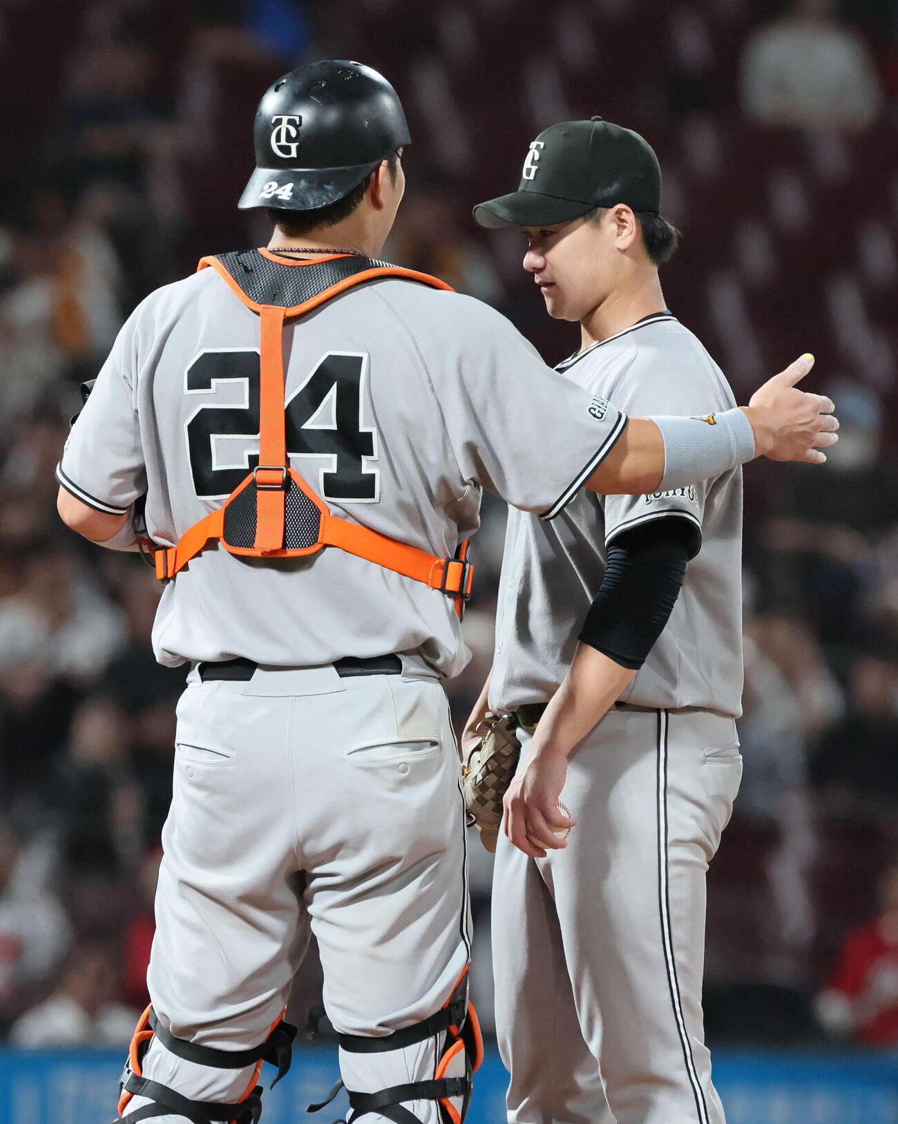 広島対巨人　8回裏広島2死一、三塁、降板となり大城卓三（左）に声を掛けられる井上温大（撮影・加藤孝規）