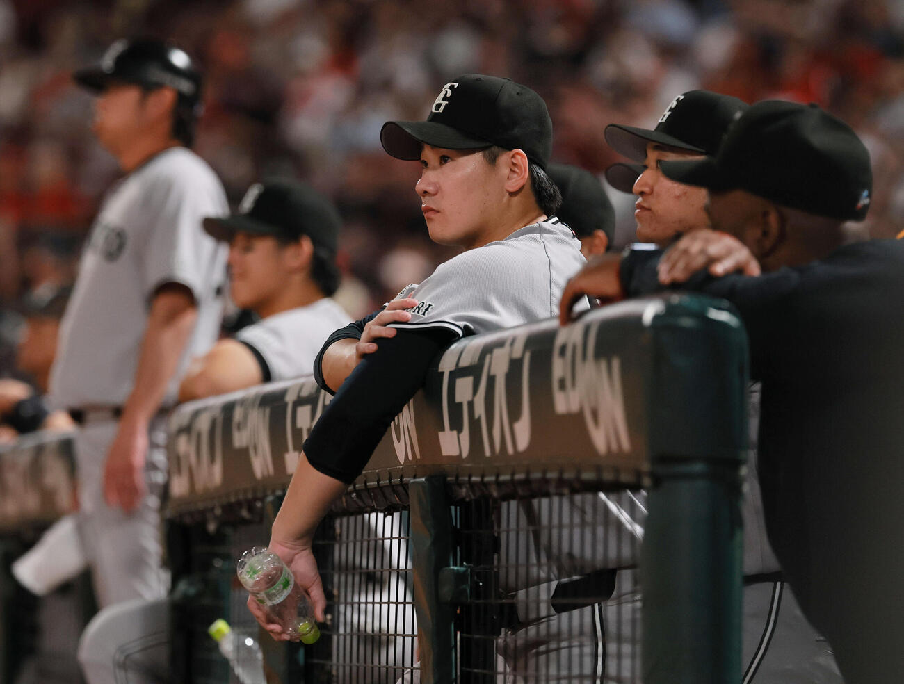 広島対巨人　8回裏広島2死一、三塁、森田駿哉が坂倉将吾に適時打を浴びグラウンドを見つめる井上温大（撮影・上山淳一）