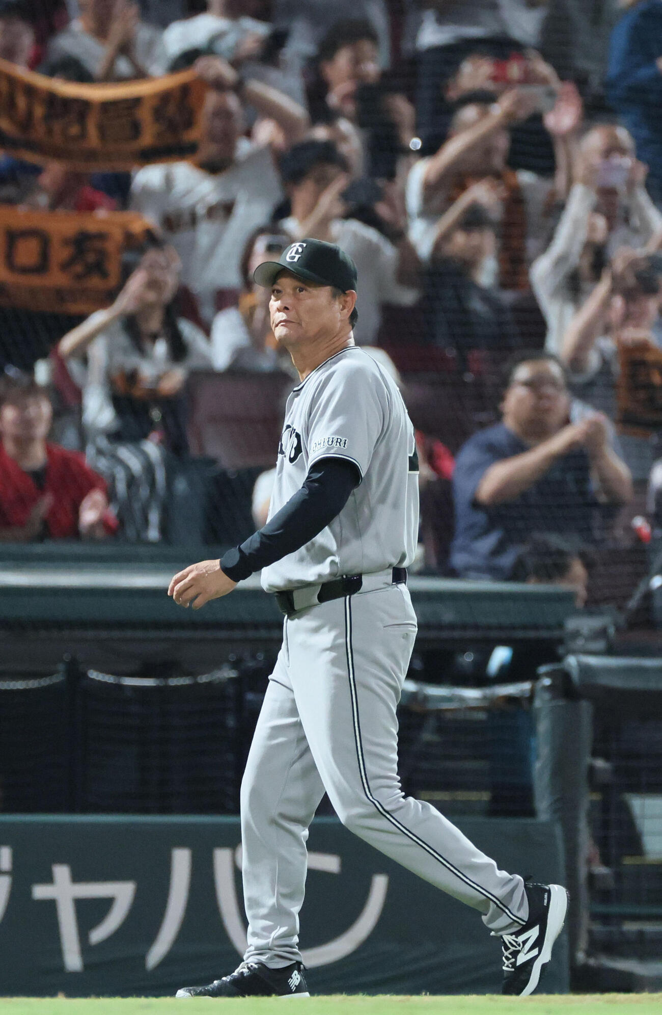 広島対巨人　マツダズタジアムでの今季最終戦を終え引き揚げる巨人橋上秀樹監督代行（撮影・加藤孝規）