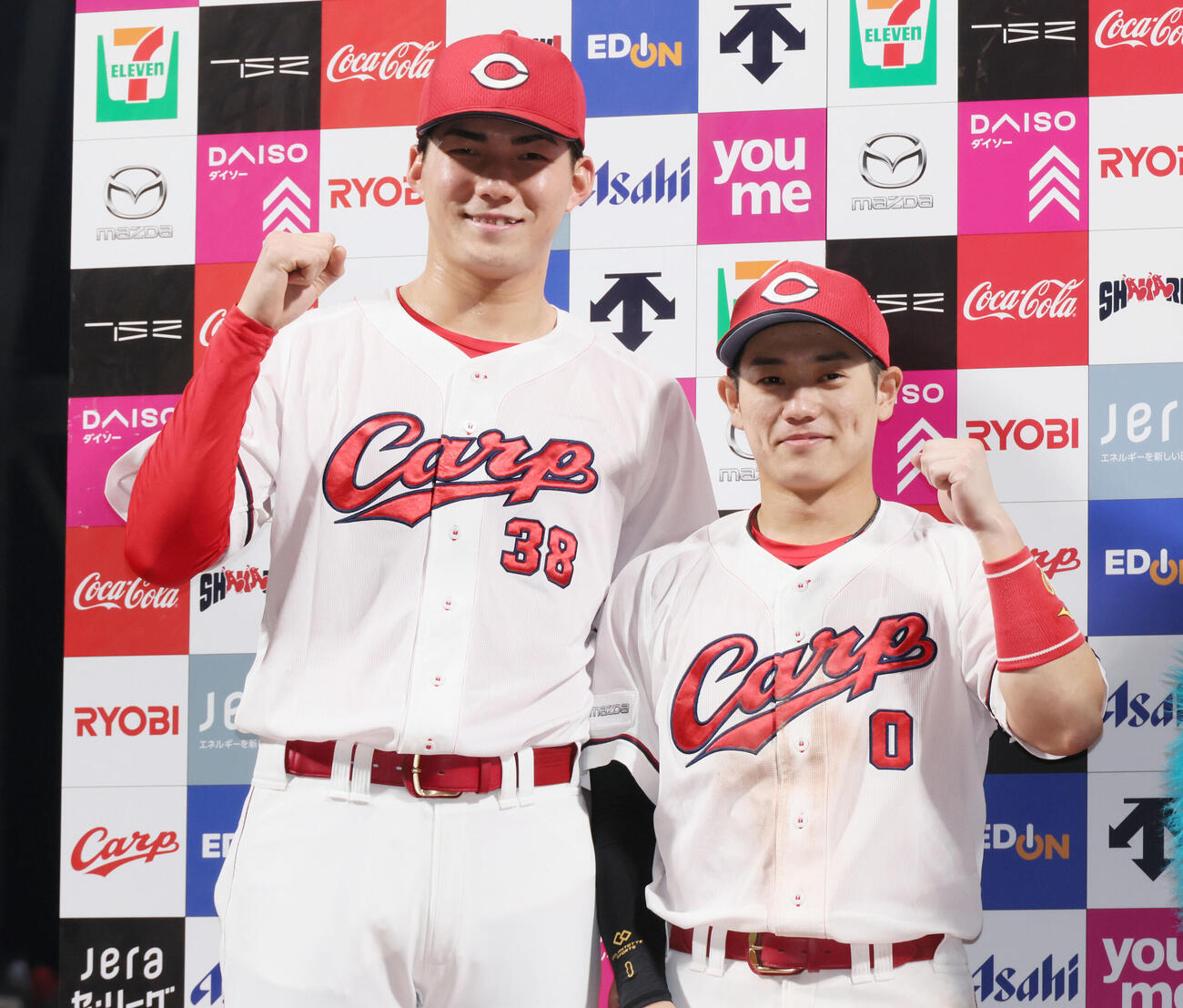 広島対巨人　お立ち台でポーズを決める赤木晴哉（左）と勝田成（撮影・加藤孝規）