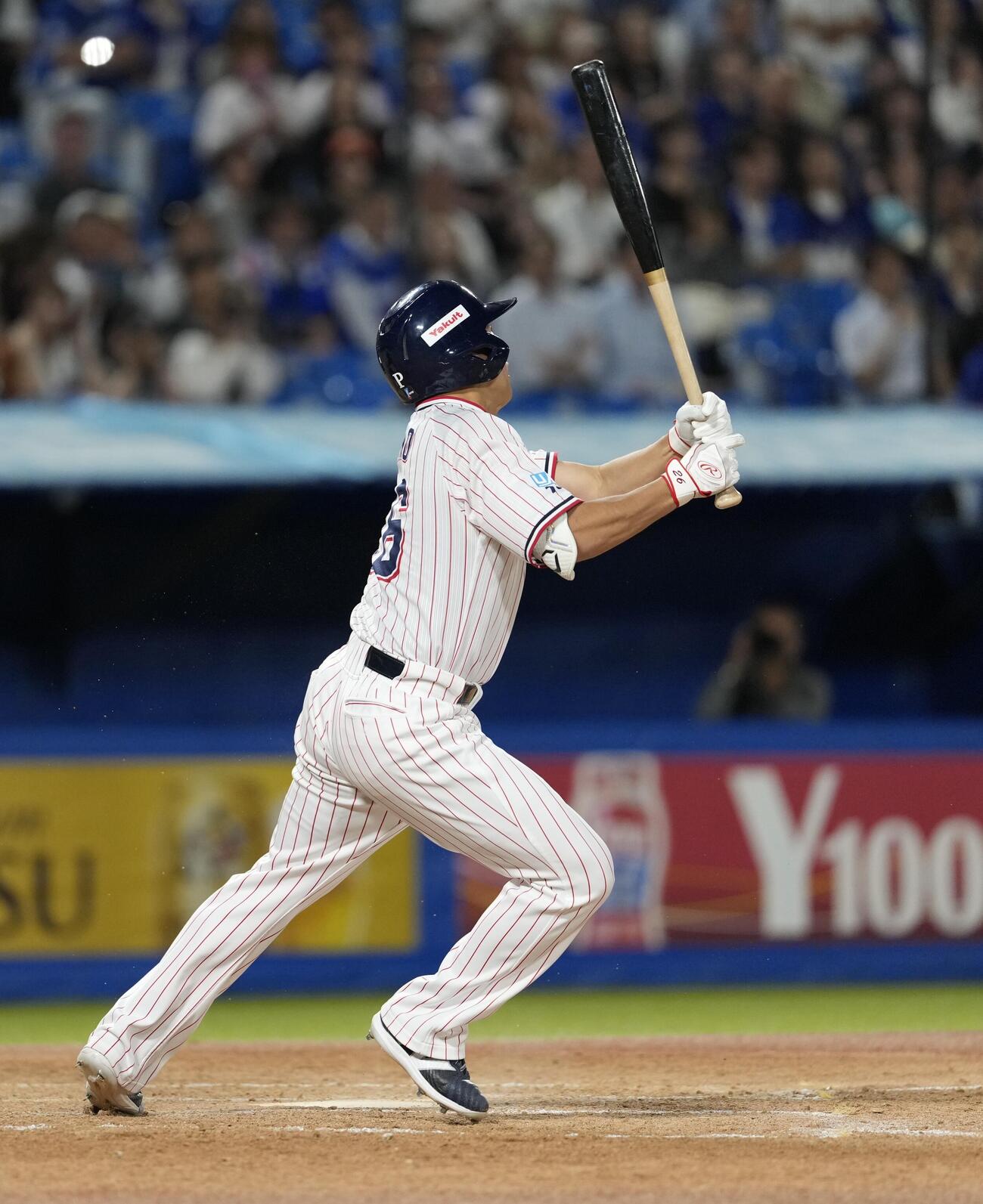 ヤクルト対中日　4回裏ヤクルト1死一、二塁、投内野安打を放つ山野太一（撮影・小島史椰）