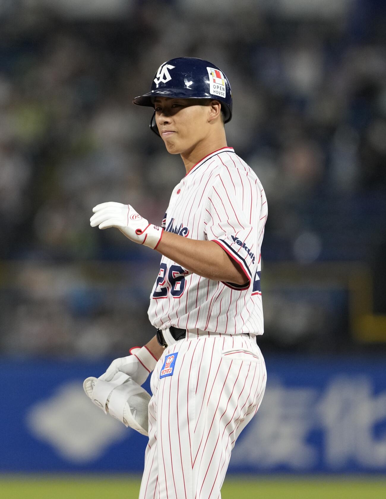 ヤクルト対中日　4回裏ヤクルト1死一、二塁、投内野安打を放ち出塁する山野太一（撮影・小島史椰）