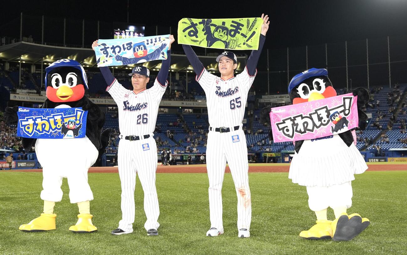 ヤクルト対中日　中日に勝利しスタンドにタオルを掲げる左からつば九郎、山野太一、鈴木叶、つばみ（撮影・小島史椰）