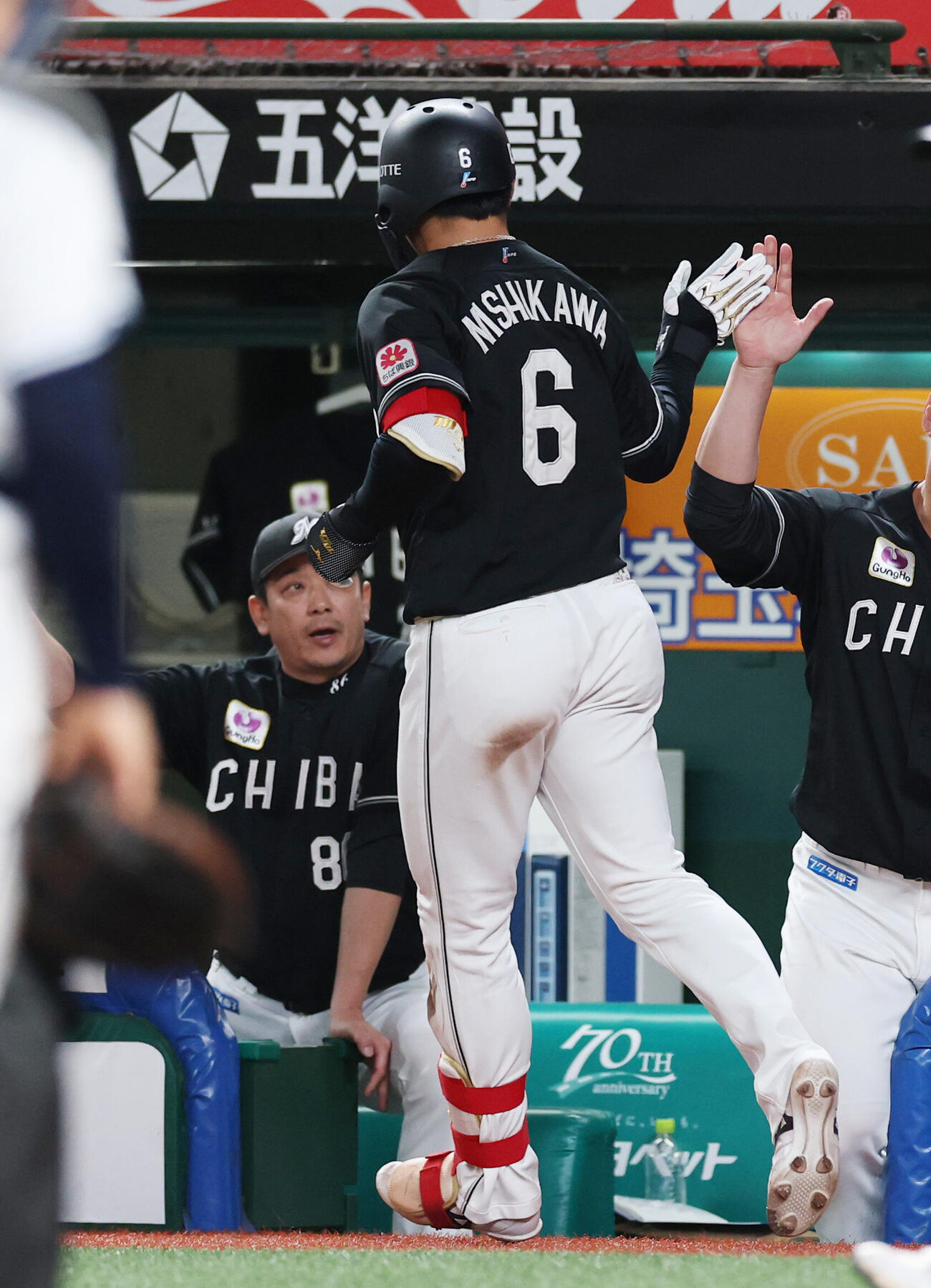 西武対ロッテ　8回表ロッテ2死一、二塁、3点本塁打を放ち生還した西川史礁（手前）とタッチを交わすサブロー監督（撮影・増田悦実）