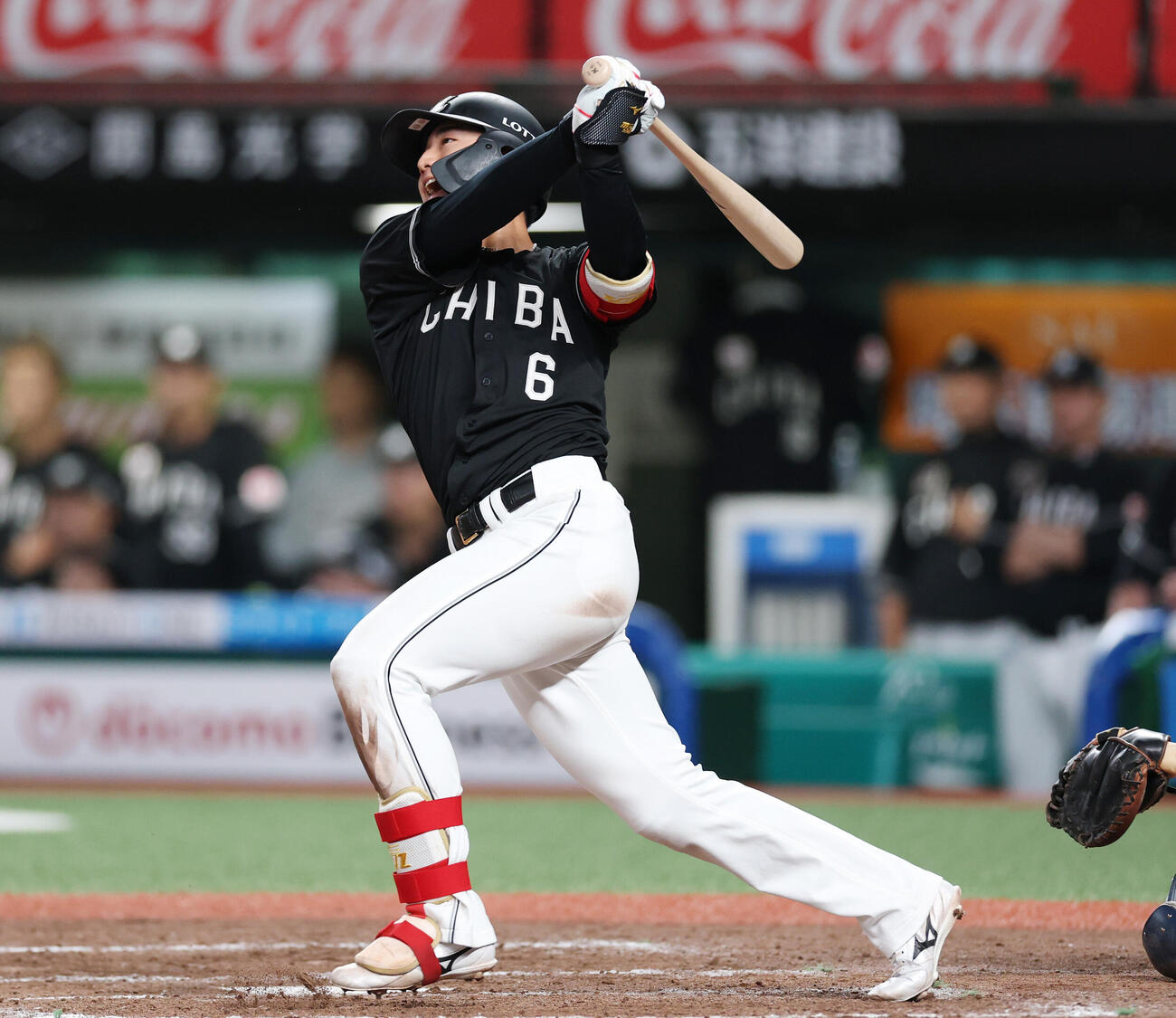 西武対ロッテ　8回表ロッテ2死一、二塁、逆転3点本塁打を放つ西川史礁（撮影・増田悦実）