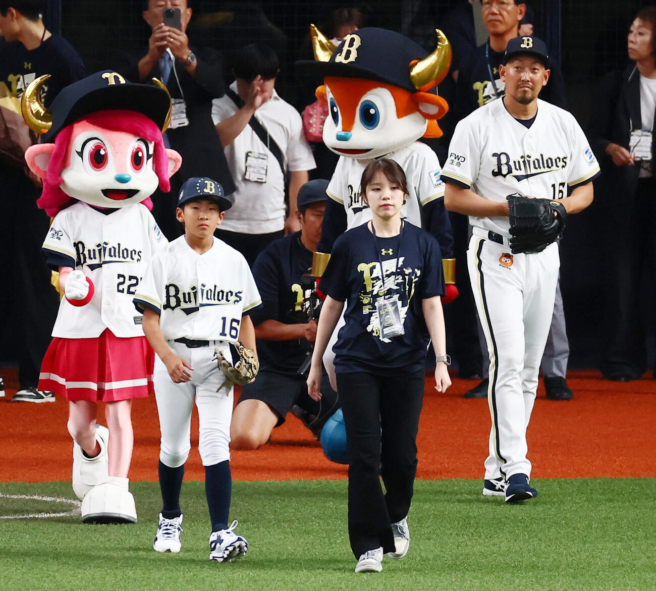 オリックス対ソフトバンク　セレモニアルピッチを行うオリックス平野佳寿（右）の息子、世直くん（撮影・加藤哉）