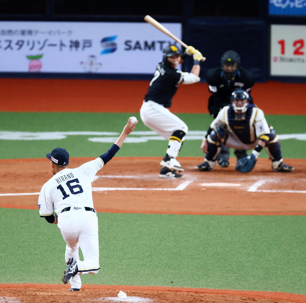 オリックス対ソフトバンク　9回表ソフトバンク無死、平野佳寿は中村晃にフォークボールを投げて三振を奪う（撮影・加藤哉）