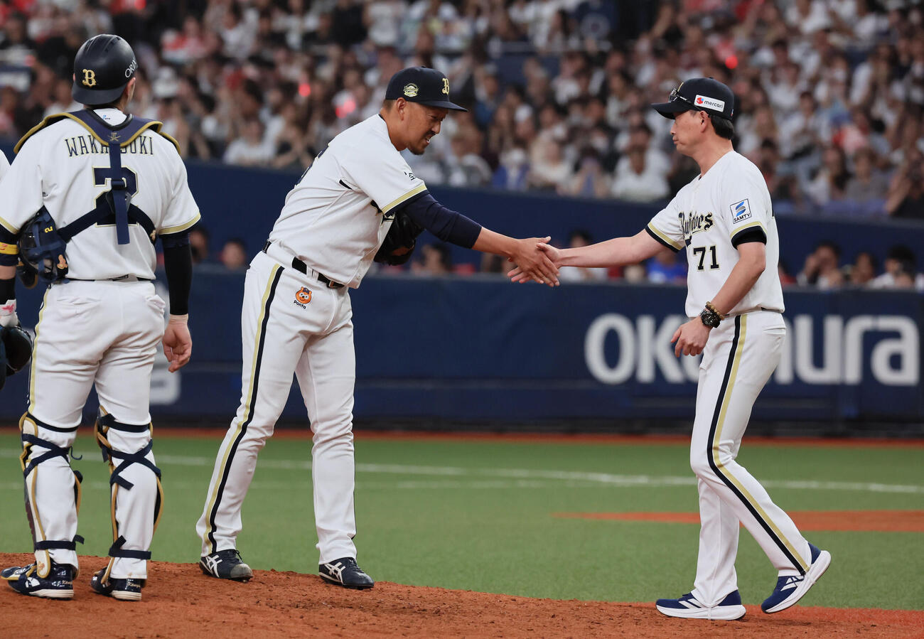 オリックス対ソフトバンク　9回表ソフトバンク1死、最終登板を終えた平野佳寿は岸田護監督（右）と握手を交わす（撮影・宮崎幸一）