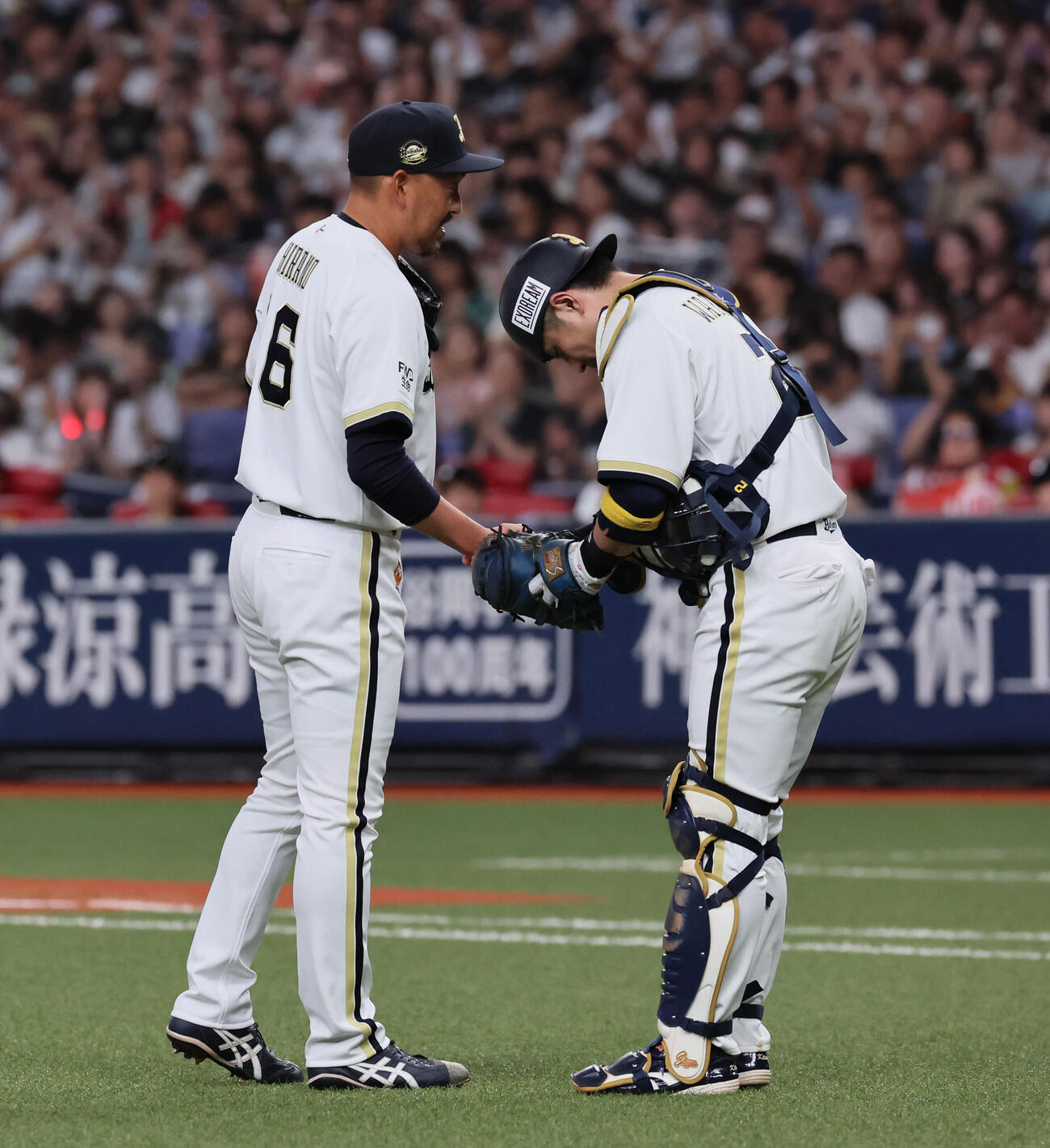 オリックス対ソフトバンク　9回表ソフトバンク1死、最終登板を終えた平野佳寿は若月健矢（右）と握手を交わす（撮影・宮崎幸一）