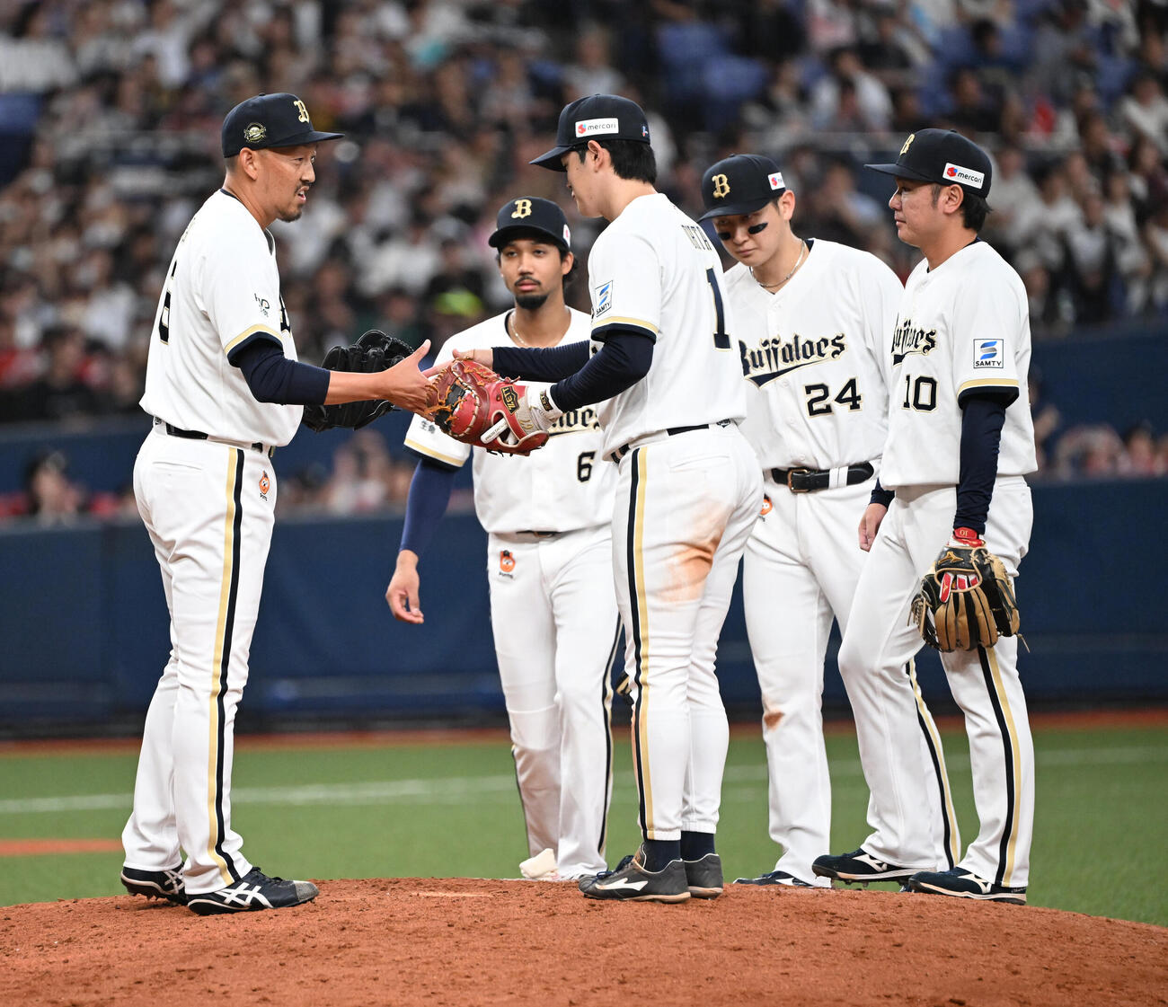 オリックス対ソフトバンク　9回表ソフトバンク無死、中村晃を三振に打ち取り降板、ナインと握手する平野佳寿（撮影・和賀正仁）