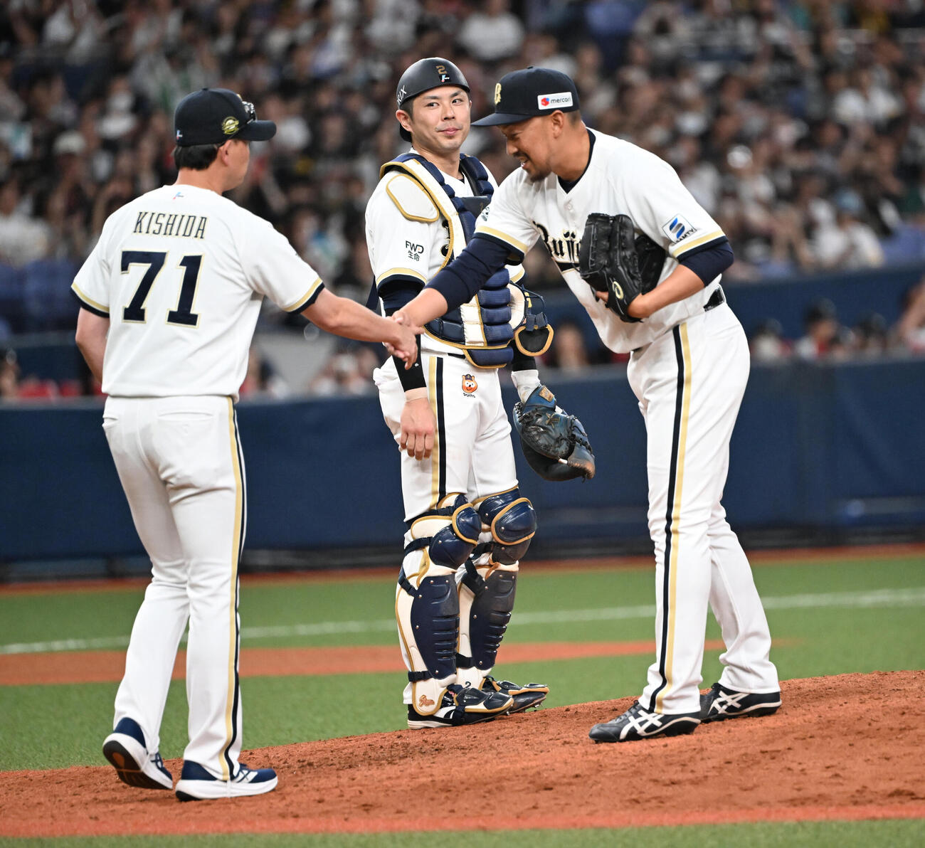 オリックス対ソフトバンク　9回表ソフトバンク無死、中村晃を三振に打ち取り降板、岸田護監督（左）と握手する平野佳寿（撮影・和賀正仁）