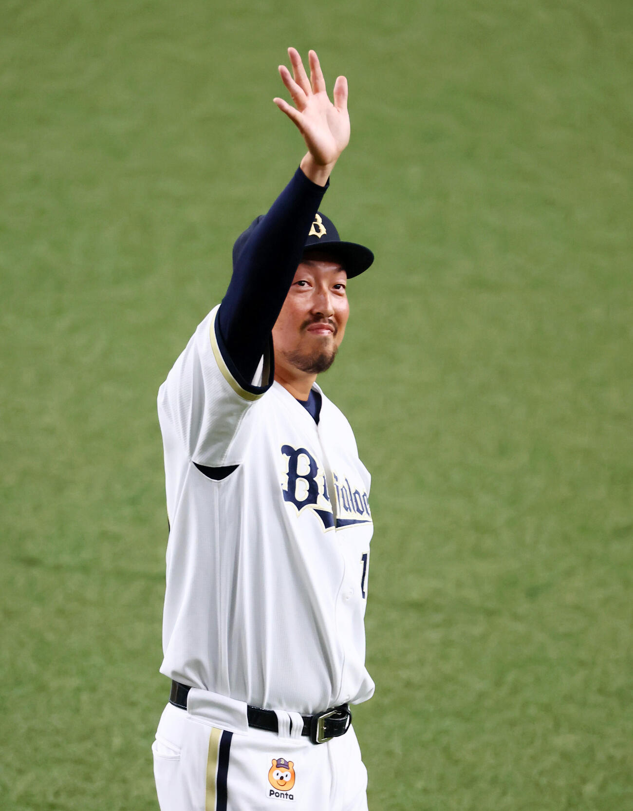 オリックス対ソフトバンク　引退セレモニーで場内1周しファンに手を振るオリックス平野佳寿（撮影・加藤哉）