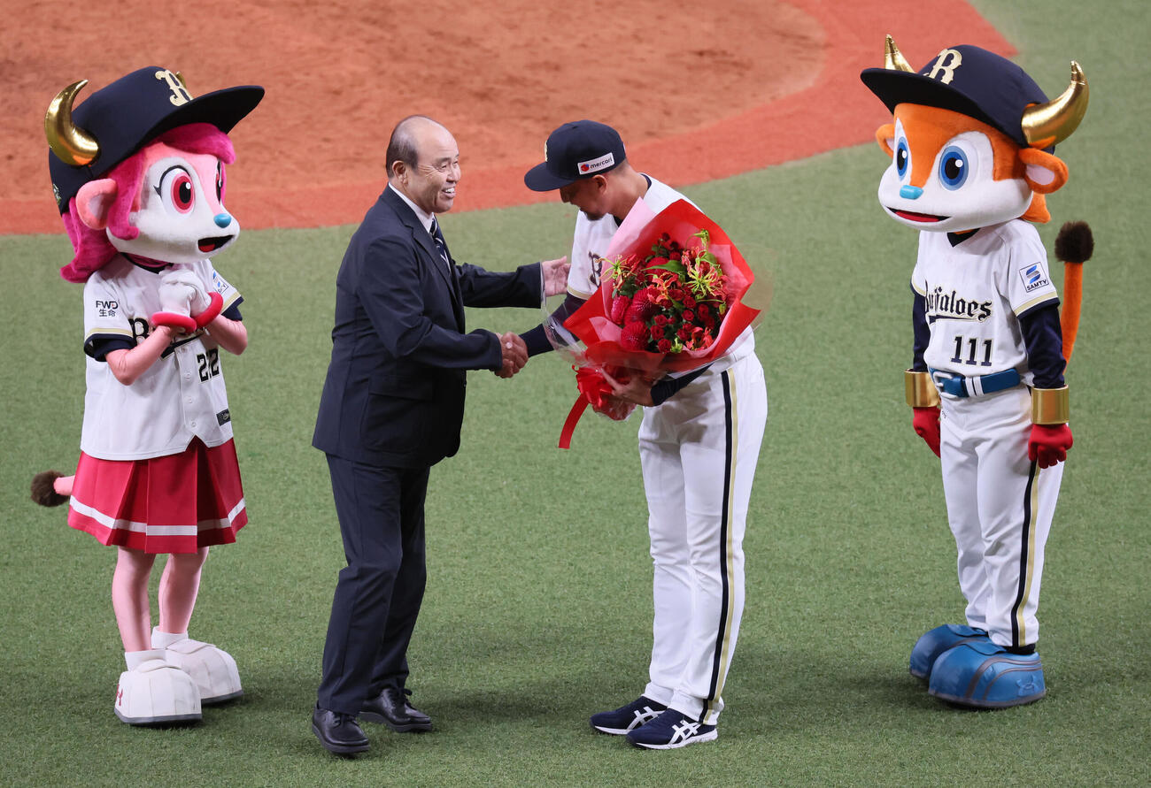 オリックス対ソフトバンク　引退セレモニーで岡田彰布氏から花束を受け取った平野佳寿（撮影・宮崎幸一）