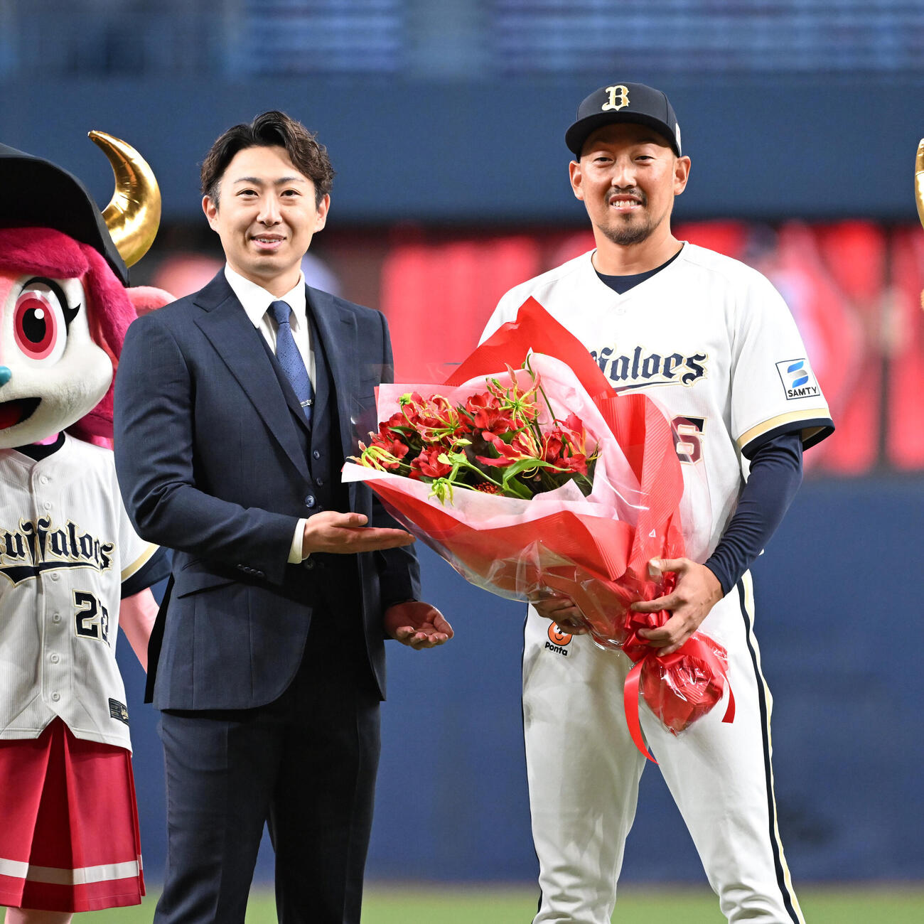 元チームメートの金子千尋氏（左）から花束を贈られたオリックス平野佳寿（撮影・和賀正仁）