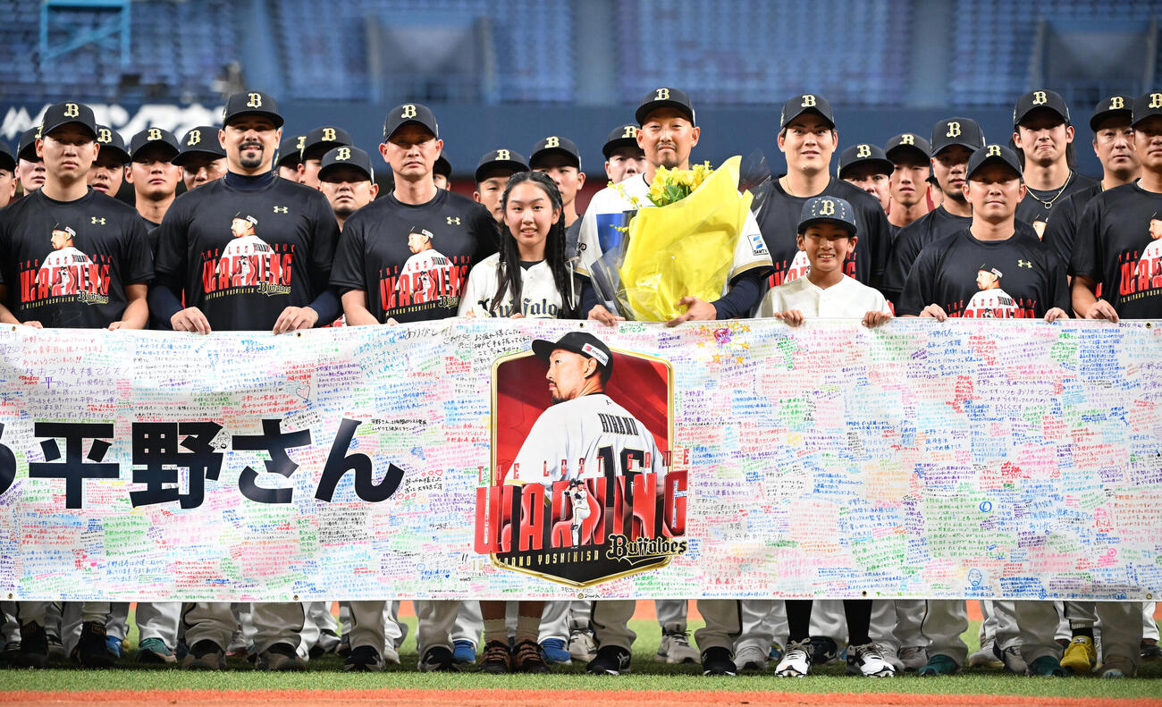 子どもらとチーク関係者とともに記念撮影するとオリックス平野佳寿（撮影・和賀正仁）