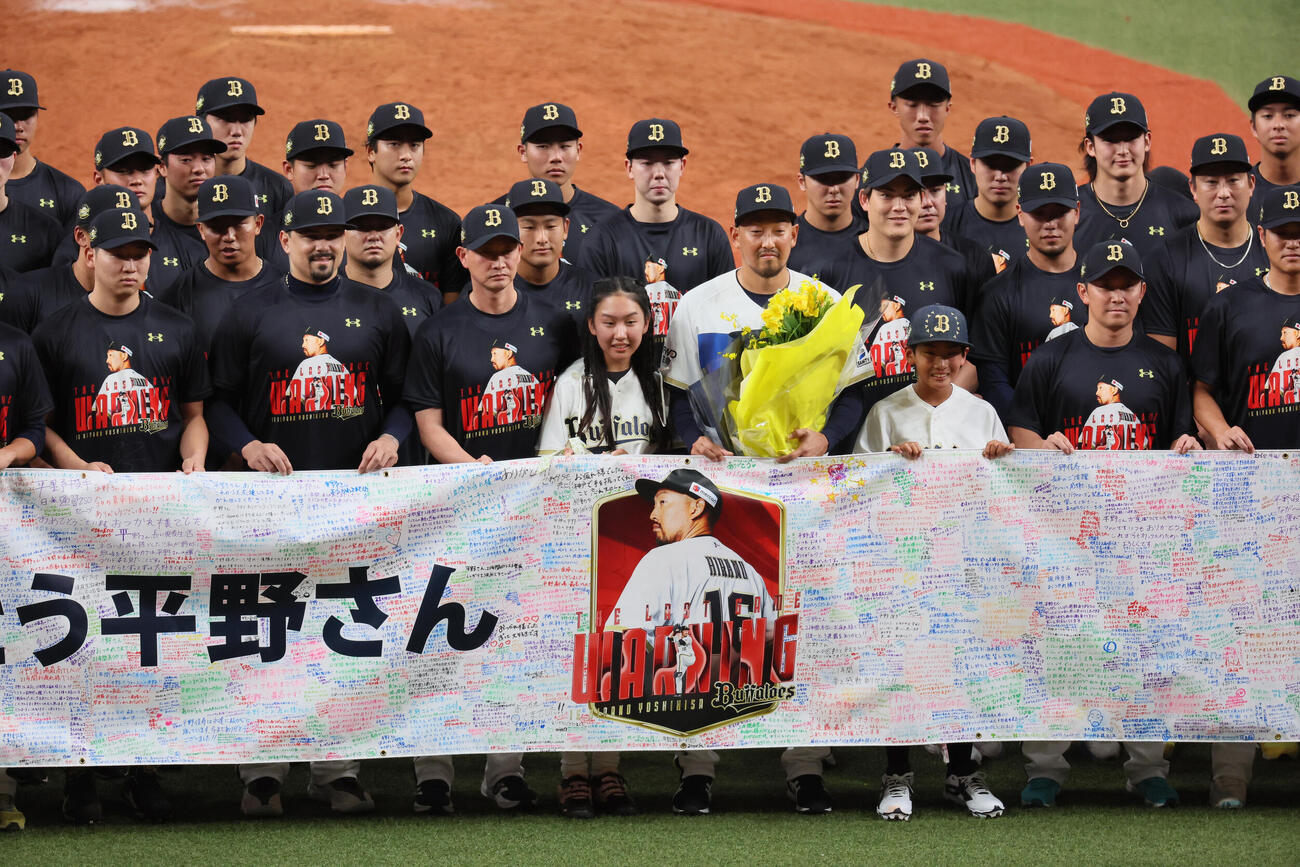 オリックス対ソフトバンク　引退セレモニーで記念撮影する平野佳寿（撮影・宮崎幸一）