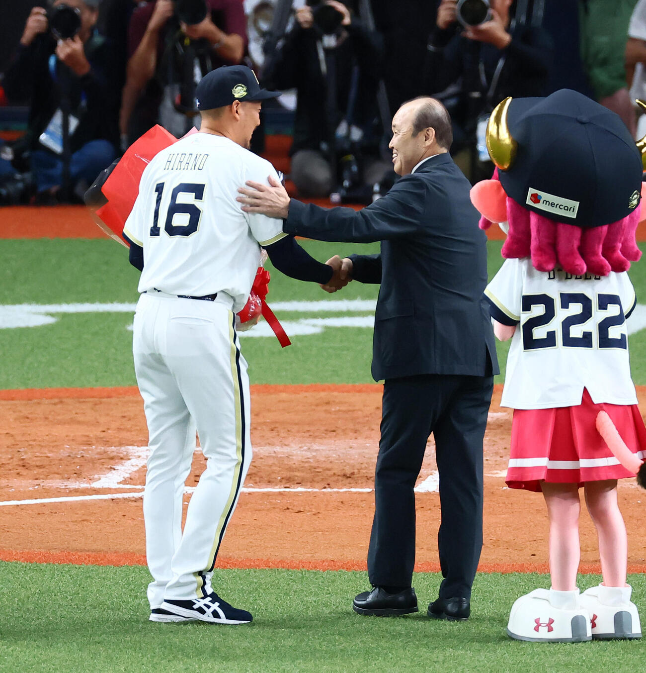 オリックス対ソフトバンク　引退セレモニーで平野佳寿（左）に花束を手渡す元オリックス監督の岡田彰布氏（撮影・加藤哉）