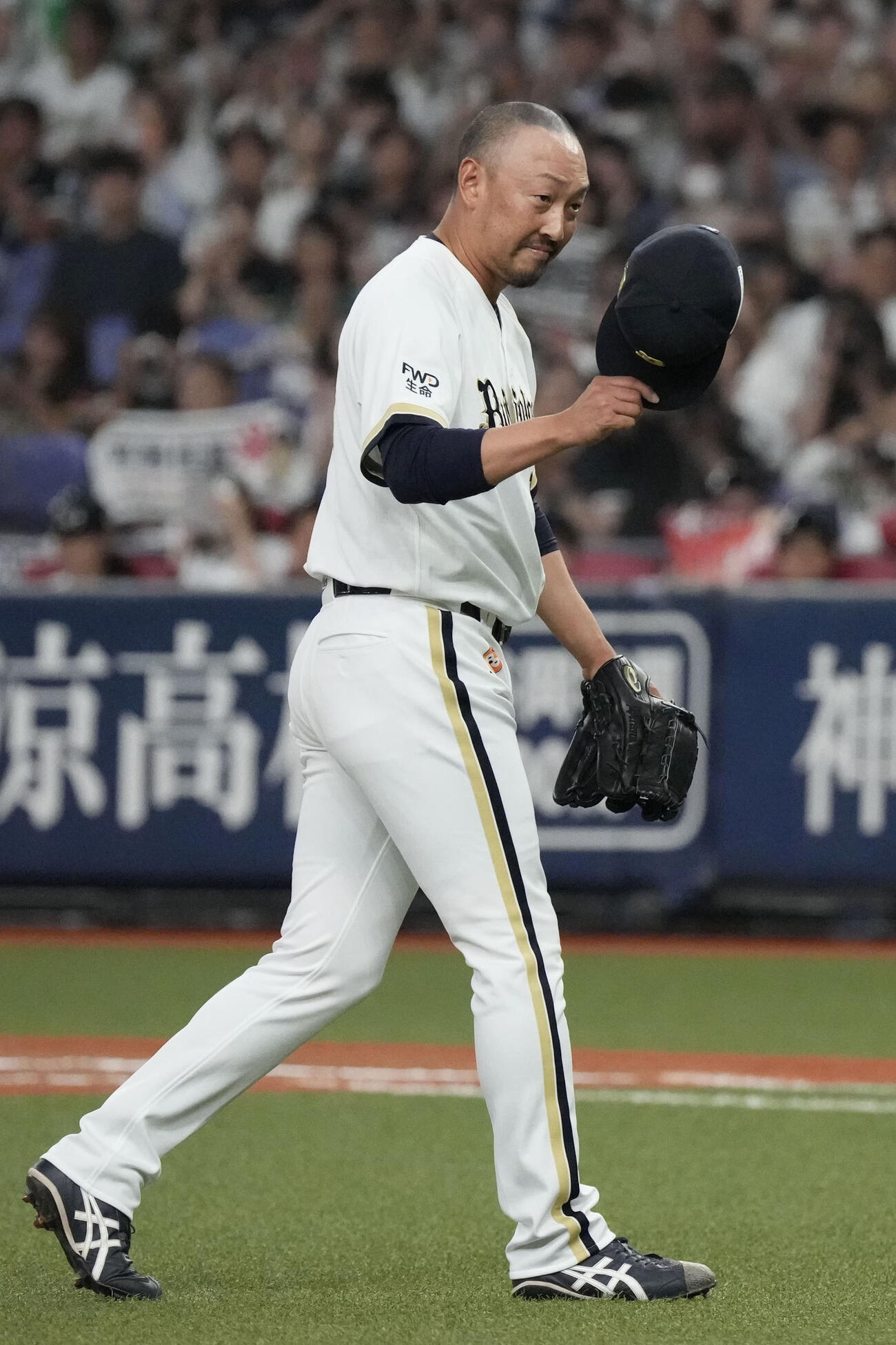 9回、ソフトバンク・中村晃を空振り三振に仕留め、降板するオリックス・平野＝京セラドーム