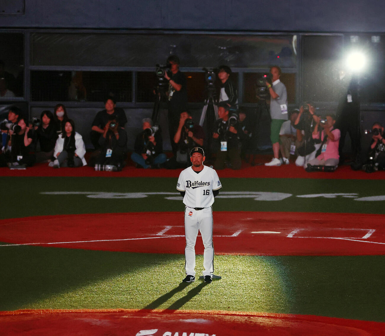 オリックス対ソフトバンク　引退セレモニーでグラウンドに立ちスコアボードの大型ビジョンを見るオリックス平野佳寿（撮影・加藤哉）