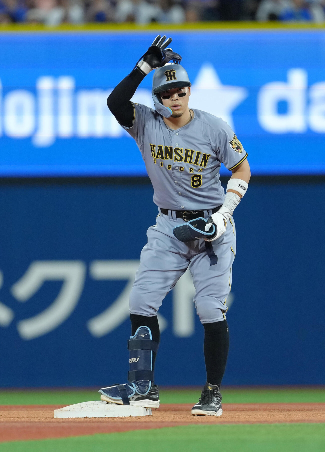 DeNA対阪神　4回表阪神無死、佐藤輝明は二塁打を放ちベンチにポーズ（撮影・足立雅史）