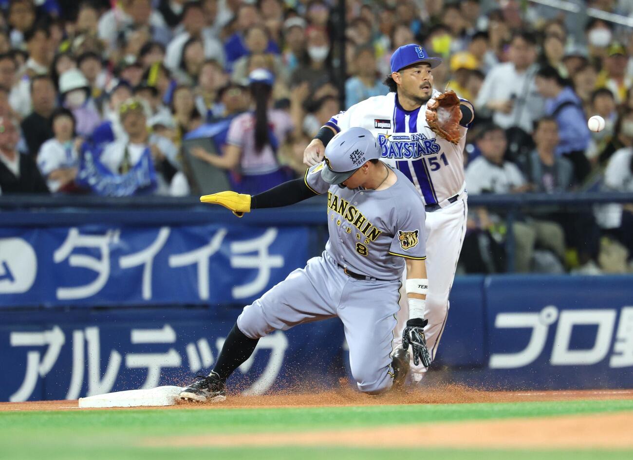 DeNA対阪神　4回表阪神無死一、二塁、高寺望夢の右飛で三塁にタッチアップする佐藤輝明（撮影・黒川智章）