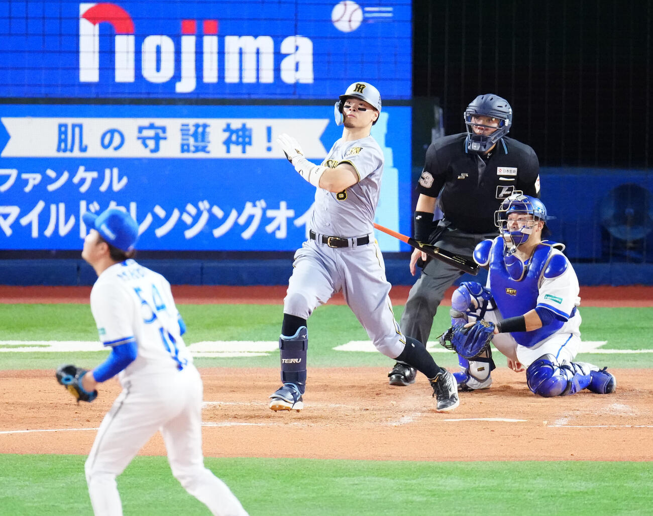 DeNA対阪神　4回表阪神無死、フェンス直撃二塁打を放つ佐藤輝明。投手石田裕太郎（撮影・江口和貴）