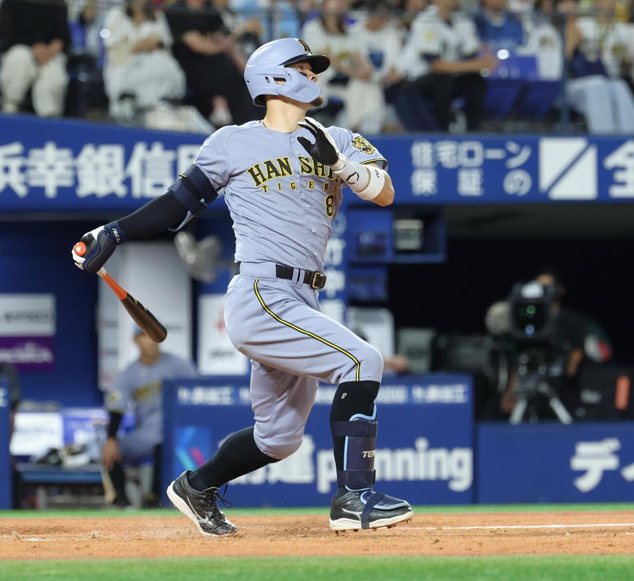 DeNA対阪神　4回表阪神無死、二塁打を放つ佐藤輝明（撮影・黒川智章）