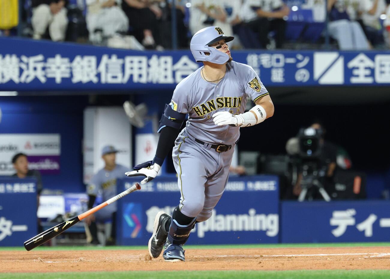 DeNA対阪神　4回表阪神無死、二塁打を放つ佐藤輝明（撮影・黒川智章）