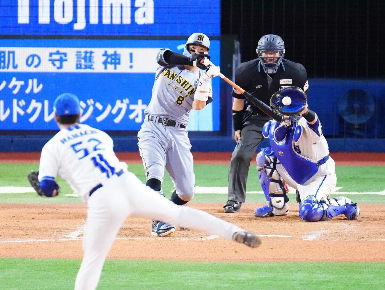 DeNA対阪神　8回表阪神2死、空振り三振に倒れる佐藤輝明（撮影・江口和貴）