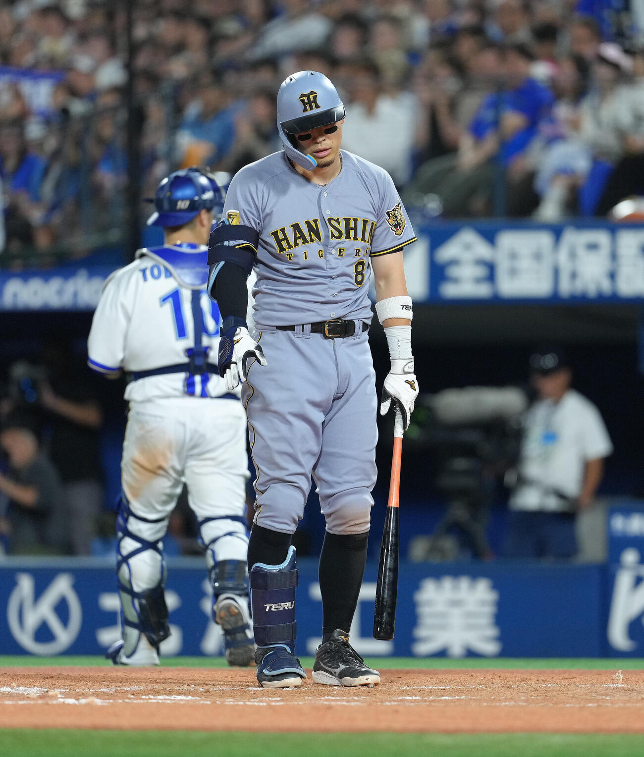 DeNA対阪神　8回表阪神2死、佐藤輝明は空振り三振に倒れる（撮影・足立雅史）