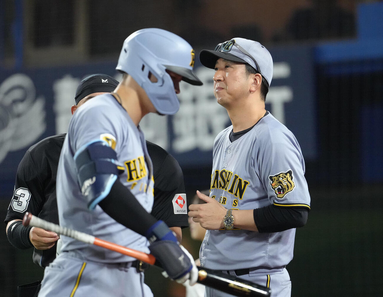 DeNA対阪神　8回表阪神2死、空振り三振に倒れた佐藤輝明（左）。右は交代を告げる藤川球児監督（撮影・足立雅史）