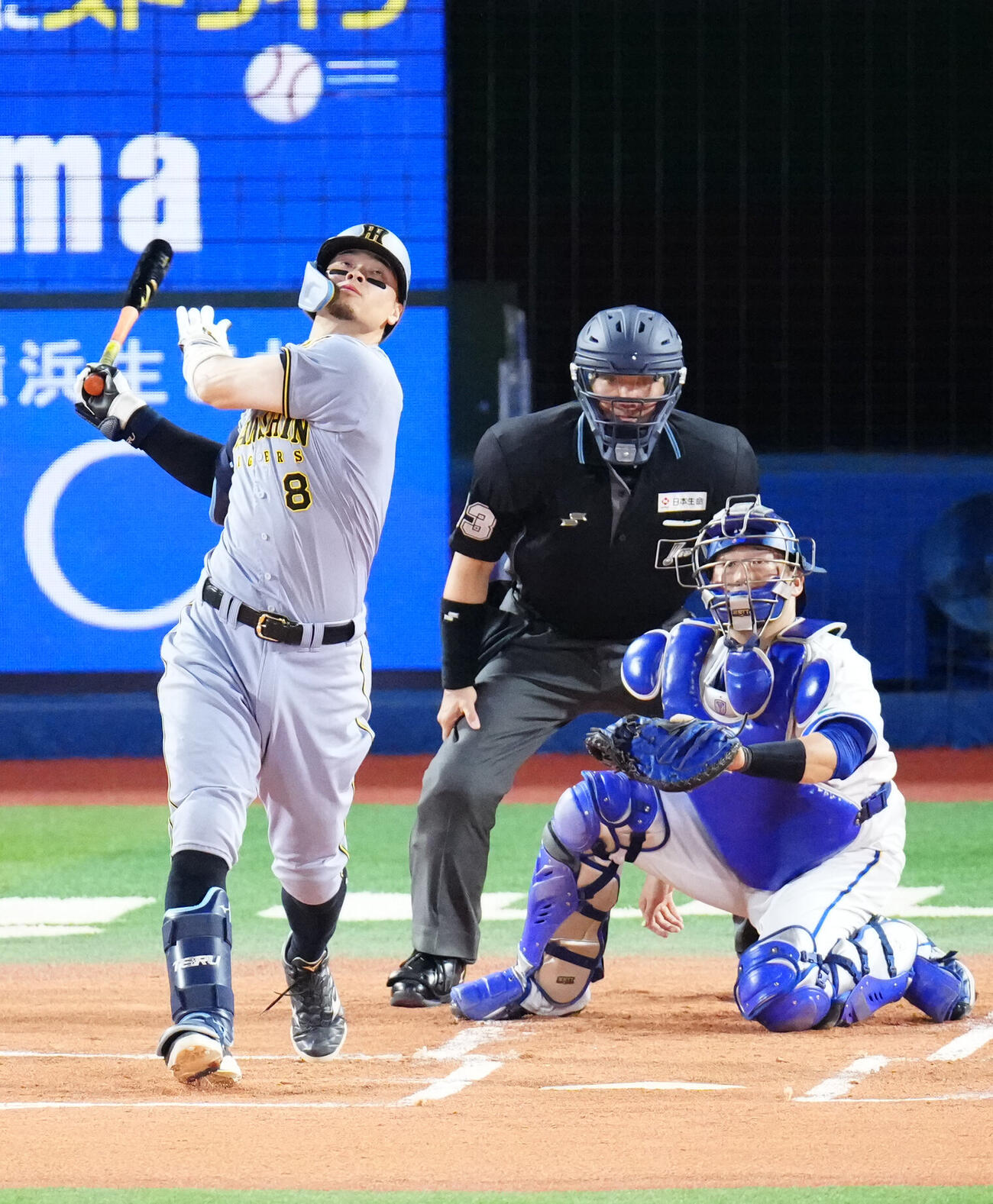 DeNA対阪神　1回表阪神1死一、三塁、三邪飛に倒れる佐藤輝明（撮影・江口和貴）