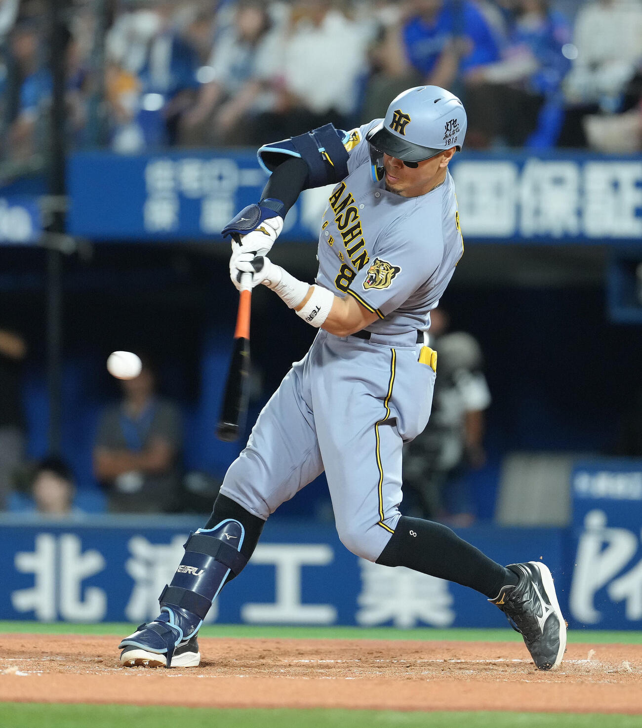 DeNA対阪神　4回表阪神無死、佐藤輝明は二塁打を放つ（撮影・足立雅史）