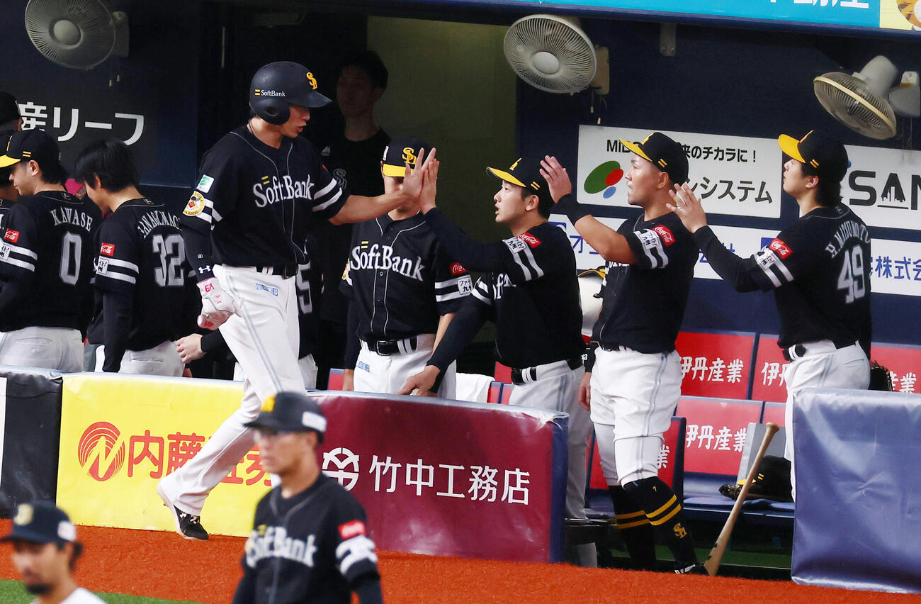 オリックス対ソフトバンク　1回表ソフトバンク1死一、二塁、二走柳田悠岐は牧原大成の遊ゴロ失策で生還しベンチの松本晴（右）らナインとタッチする（撮影・加藤哉）