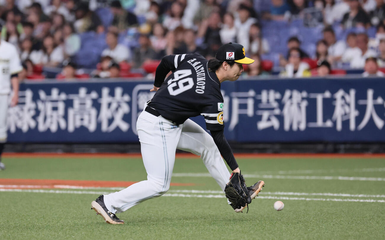オリックス対ソフトバンク　1回裏オリックス1死、松本晴は来田涼斗のを投ゴロに仕留める（撮影・宮崎幸一）