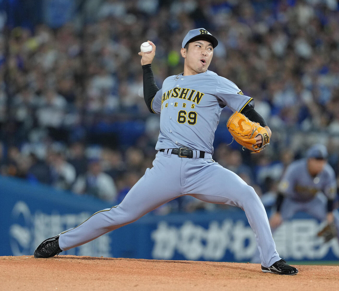 DeNA対阪神　8回から登板した阪神石井大智（撮影・足立雅史）