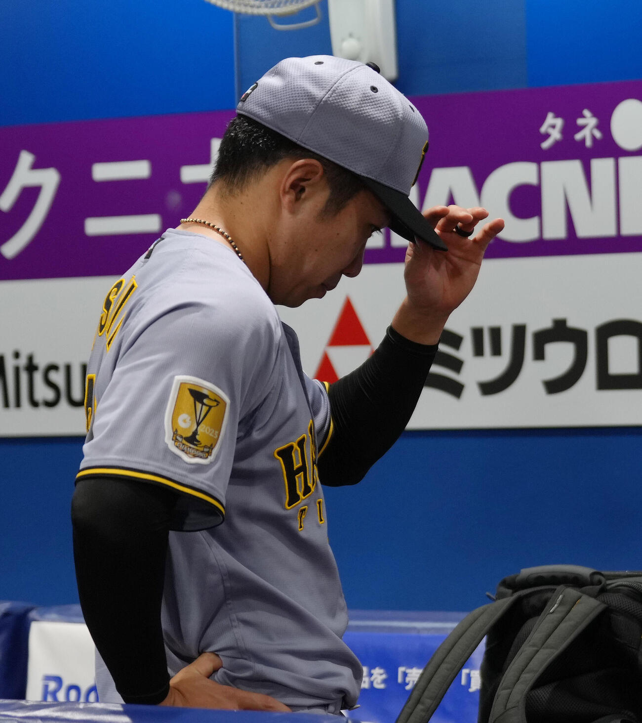 DeNA対阪神　試合後、ベンチでうつむく阪神石井大智（撮影・足立雅史）