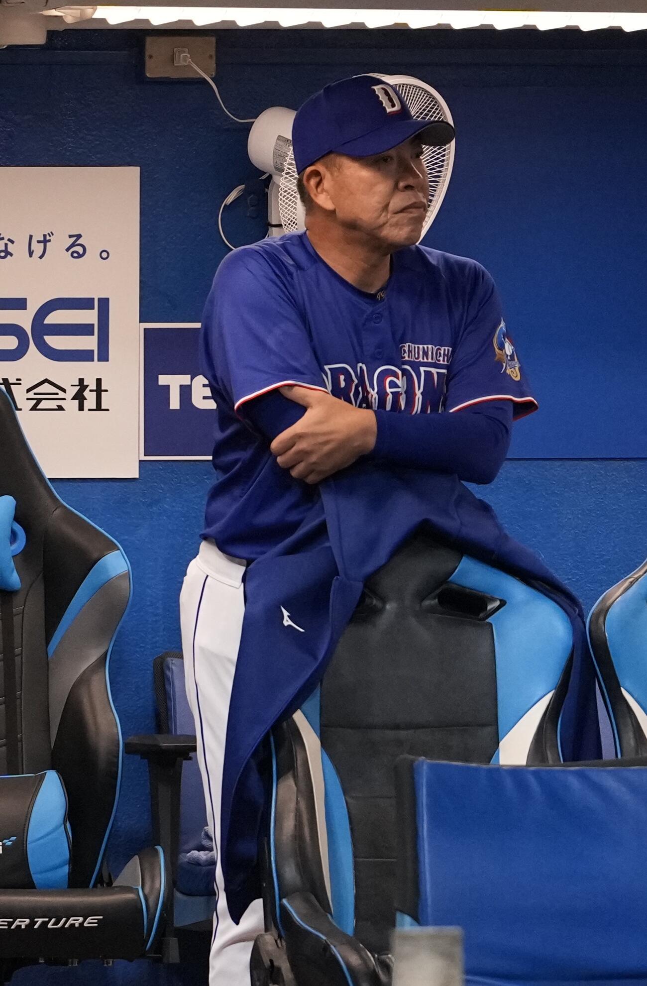 ヤクルト対中日　1回表、戦況を見つめる中日井上一樹監督（撮影・小島史椰）