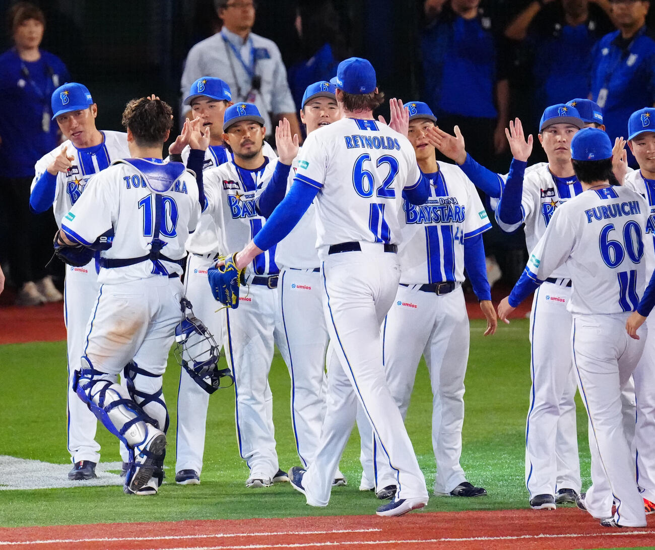 DeNA対阪神　試合後、チームメートと勝利のタッチを交わすDeNA宮崎敏郎（左から4人目）。左端は相川亮二監督（撮影・江口和貴）