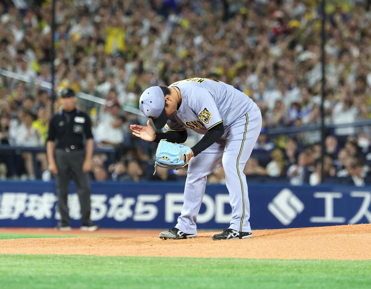 DeNA対阪神　7回裏DeNA2死一塁、度会を打ち取りグラブをたたく村上頌樹（撮影・黒川智章）