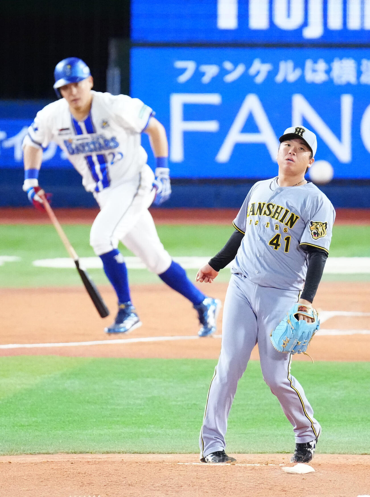 DeNA対阪神　1回裏DeNA1死一塁、筒香嘉智（後方）に中前打を浴びる村上頌樹（撮影・江口和貴）