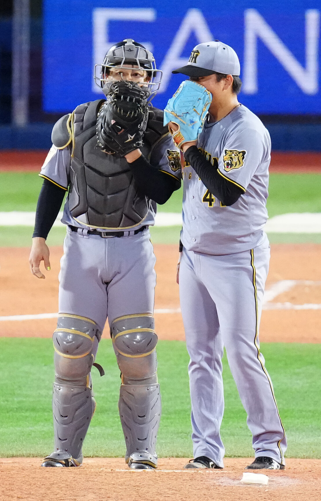 DeNA対阪神　7回裏途中、マウンドで言葉を交わす阪神先発の村上頌樹（右）と捕手坂本誠志郎（撮影・江口和貴）
